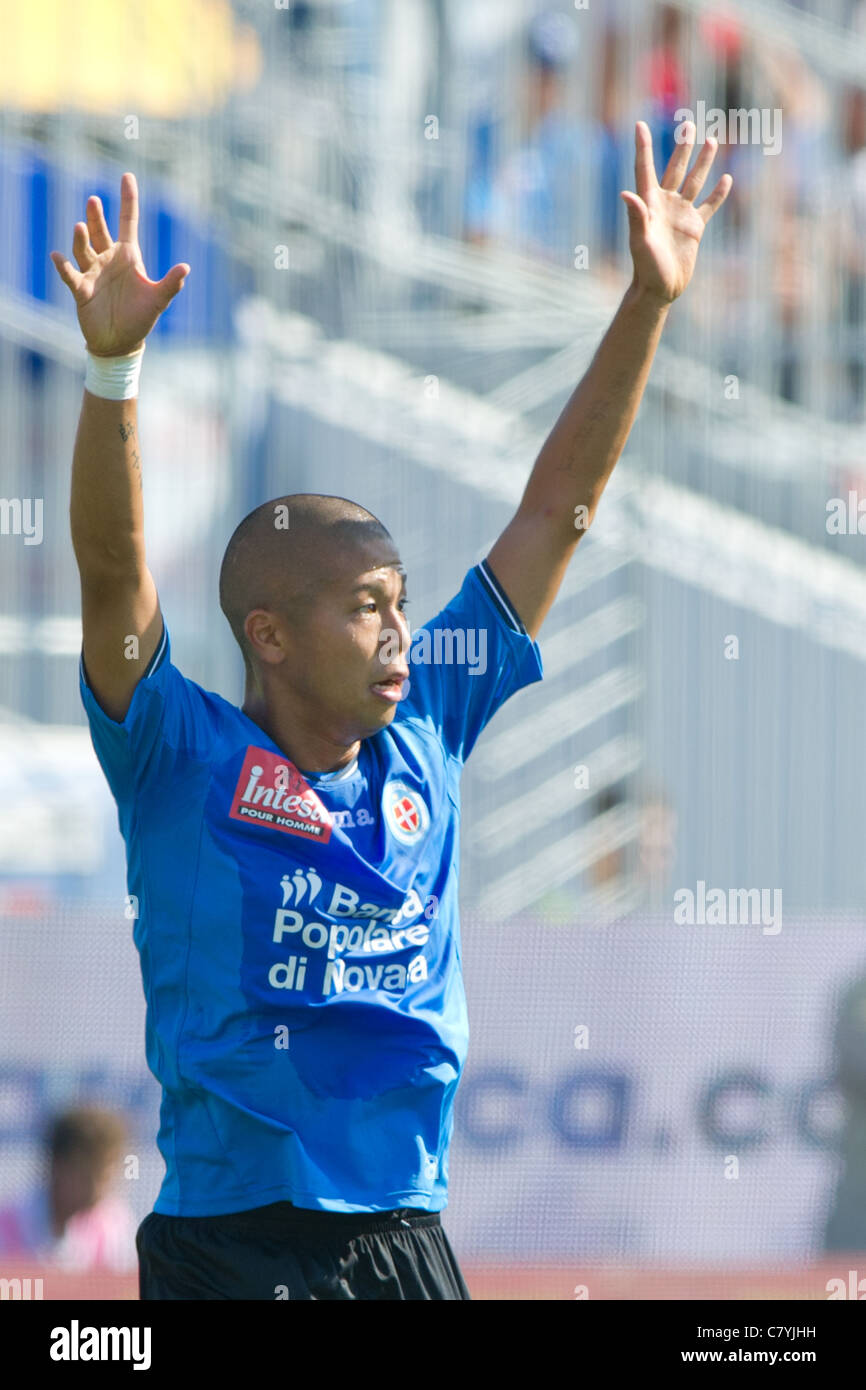 Takayuki Morimoto (Novara) spielt während der italienische "Serie A" Match zwischen Novara 3-3 Catania. Stockfoto