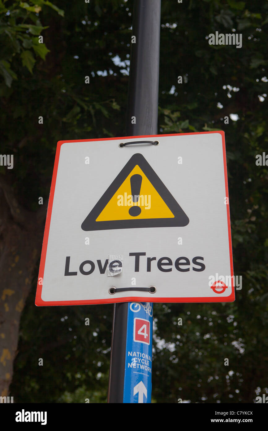 Ein "Low Trees" Warnsignal zu Busse wurde geändert zu "Liebe Bäume" Stockfoto