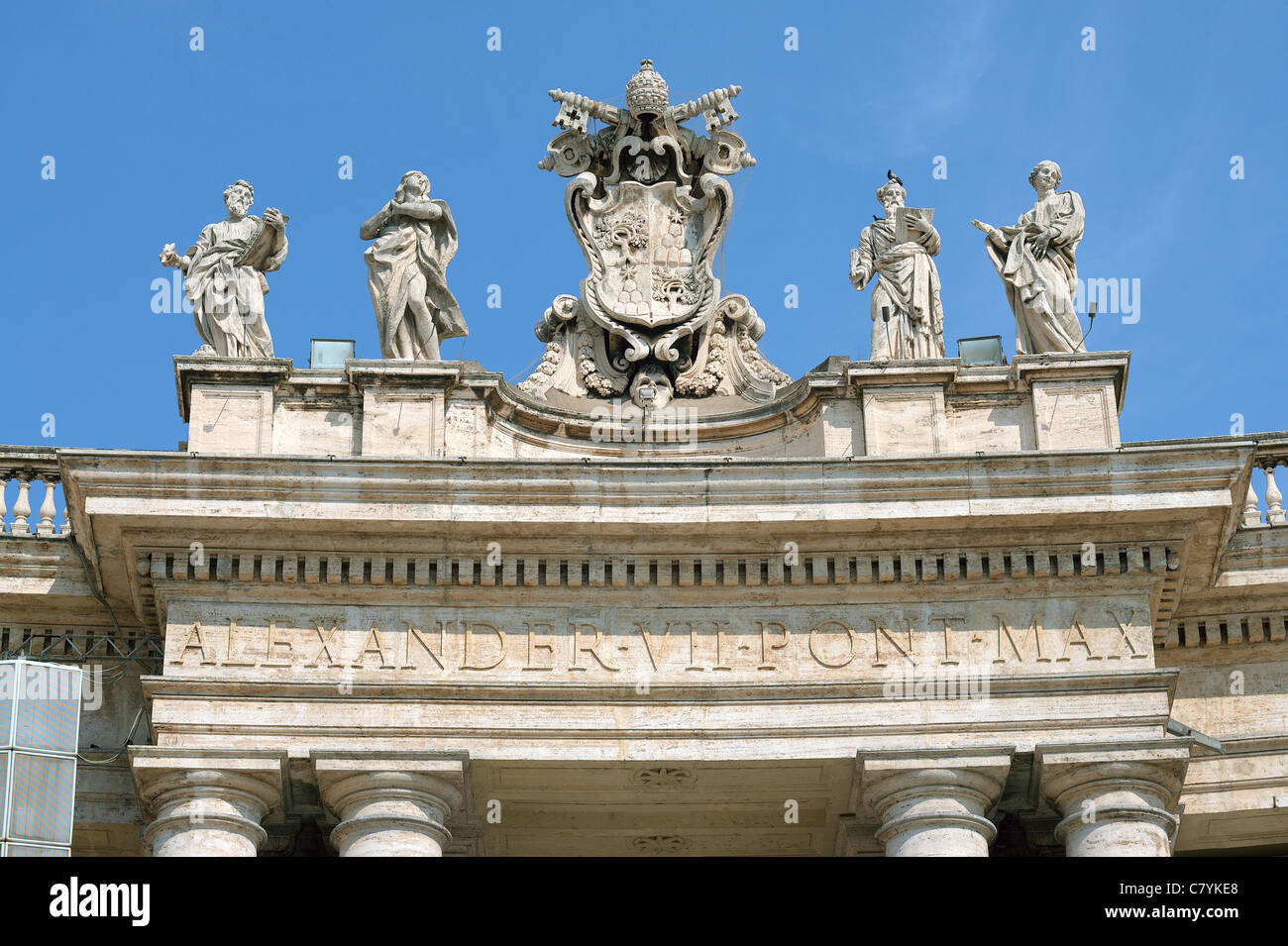 Teil von Bernini s Kolonnade mit Statuen von Heiligen Piazza San Pietro Saint Peter s Quadrat Rom Italien Stockfoto