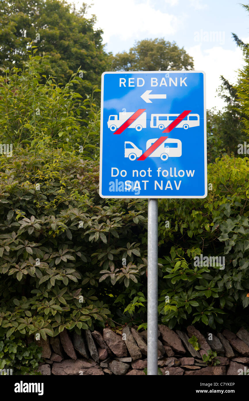 A Wegweiser in einem ländlichen Dorf waring große Fahrzeuge nicht nach Navi Anweisungen verwenden Sie eine ungeeignete Landstraße Stockfoto