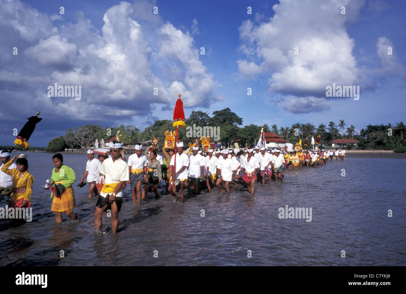 Balinesen mit angeboten im Rahmen einer Feierstunde, Bali, Indonesien Stockfoto