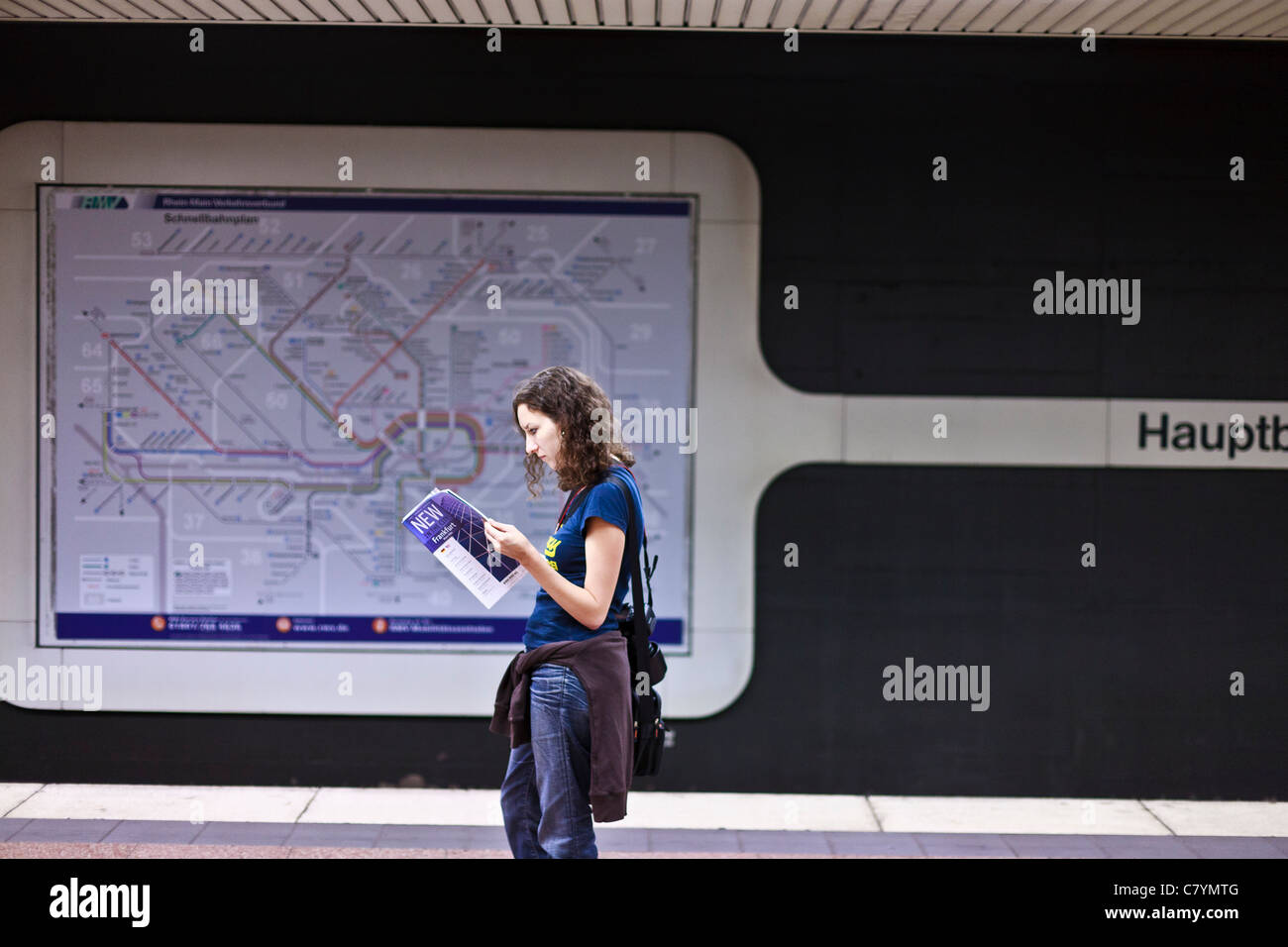Frauen lesen einen Reiseführer in die wichtigsten u-Bahnstation in Frankfurt Am Main. Stockfoto