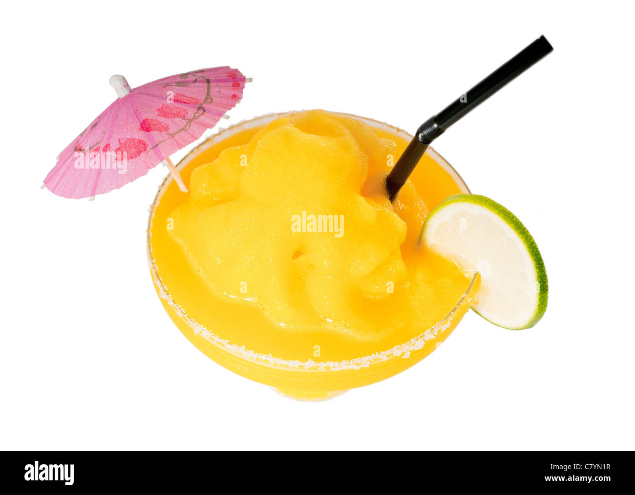 gefrorene Mango Margarita Daiquiri mit Kalk schwarz Stroh und rosa Regenschirm isoliert auf weißem Hintergrund Stockfoto