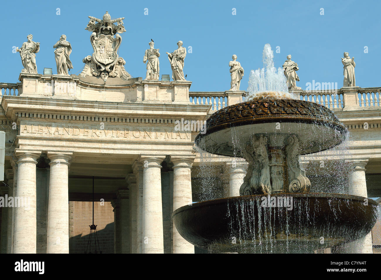 Teil von Bernini s Kolonnade und Brunnen Piazza San Pietro Saint Peter s Square Rom Italien Stockfoto