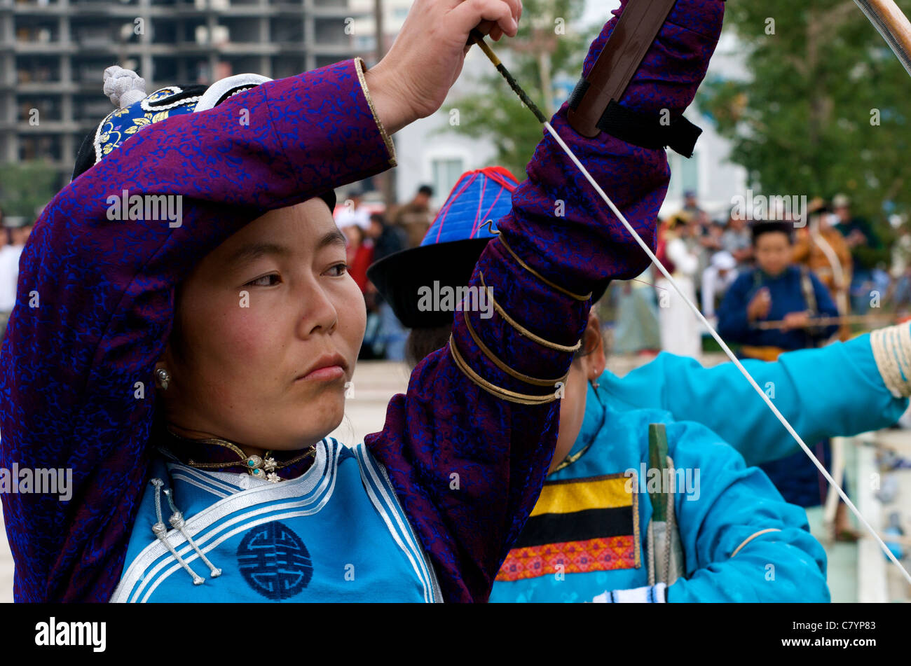 weibliche Bogenschütze zielt, Naadam-fest, Ulaanbaatar, Mongolei. Kredit: Kraig Lieb Stockfoto