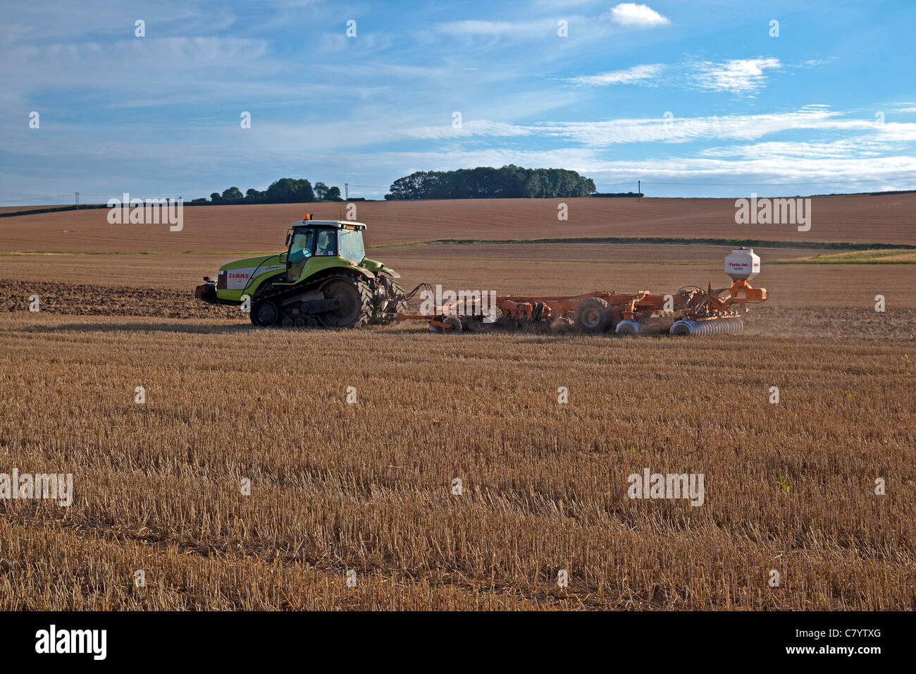 Alles in einer Aktion der Bodenbearbeitung und Aussaat der Samen für die nächsten Jahre Ernte. Stockfoto Alles in einer Aktion der Bodenbearbeitung und Aussaat der Samen für die nächsten Jahre Ernte. Stockfoto