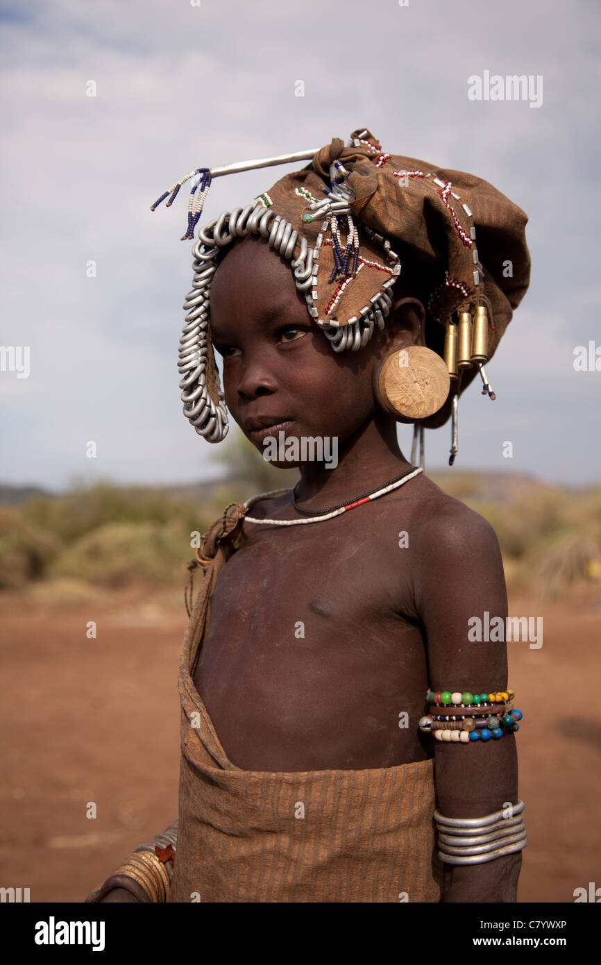 Mursi junge Mädchen in Tracht, Jinka, Omo-Tal in Äthiopien, Afrika Stockfoto