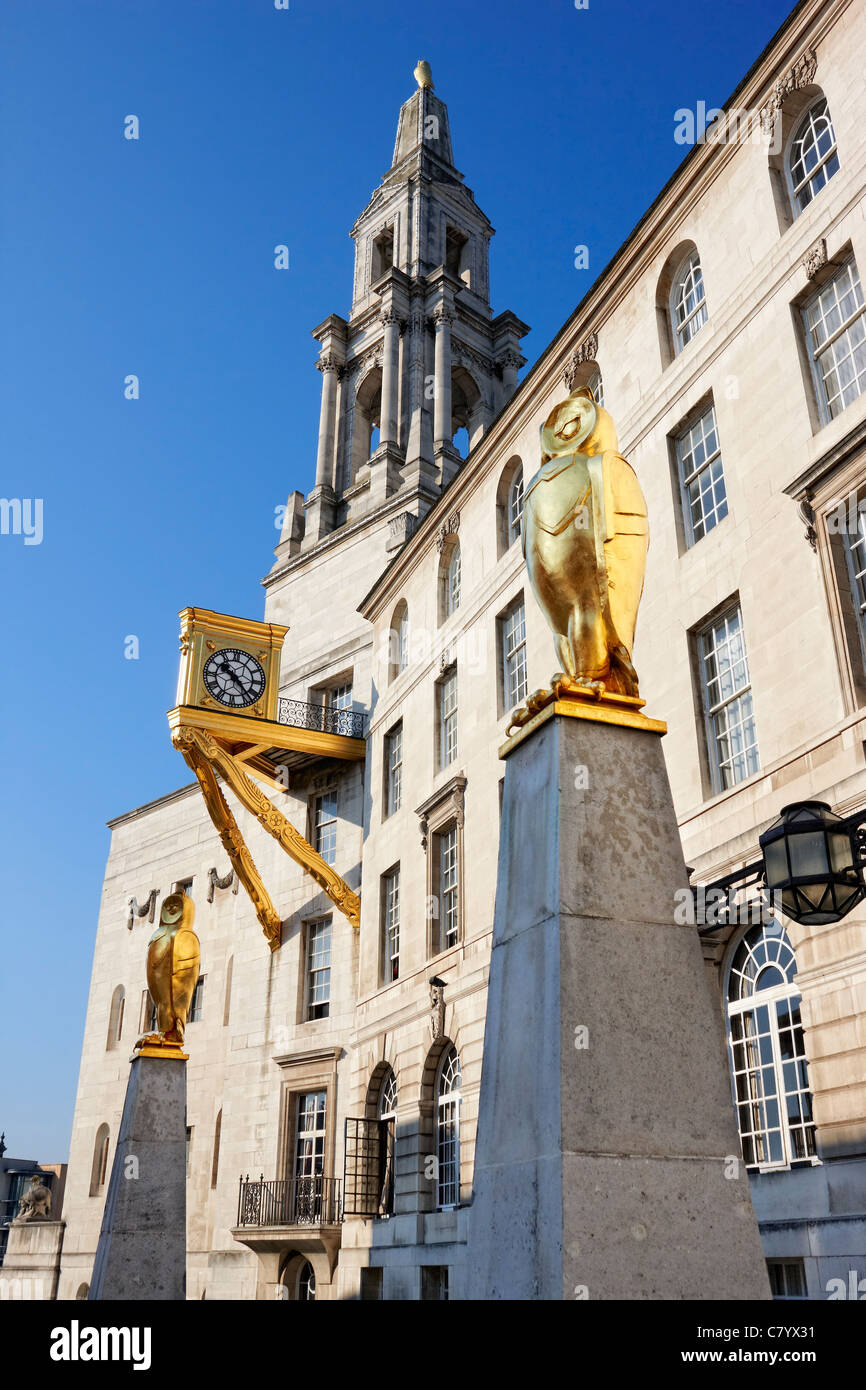 Leeds Civic Hall zeigt vergoldet, Eulen und Uhr Stockfoto