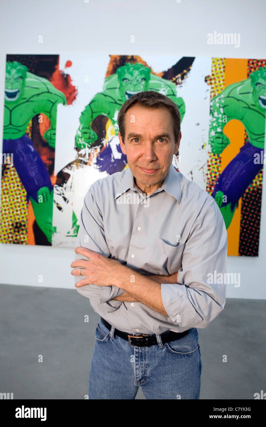 Jeff Koons neben eines seiner Werke. Stockfoto