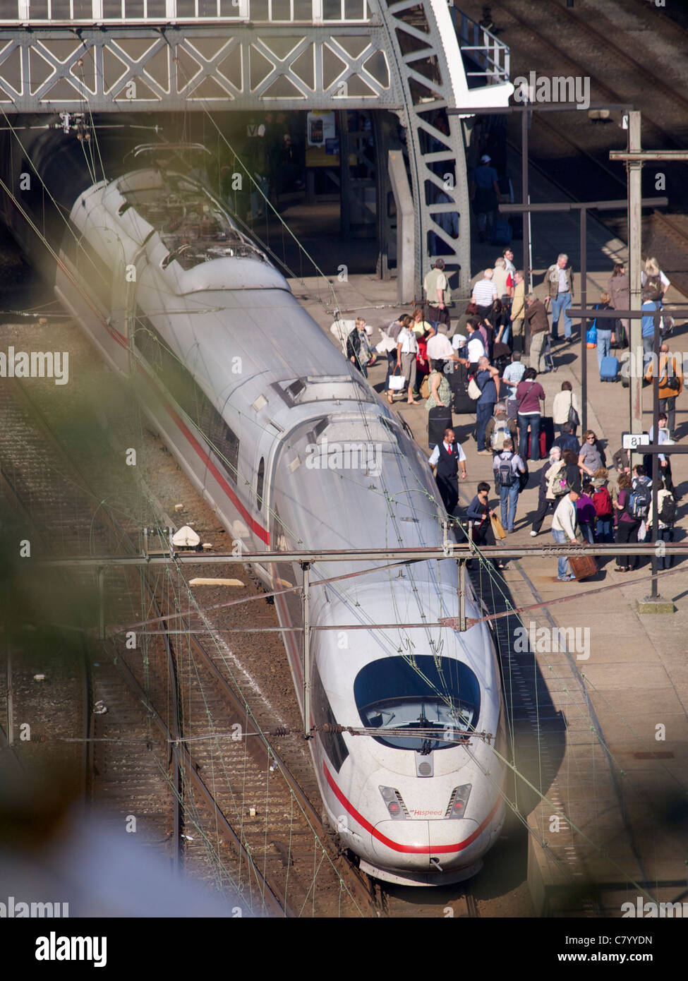 ICE Zug mit Menschen am Hauptbahnhof von Amsterdam, Niederlande Stockfoto