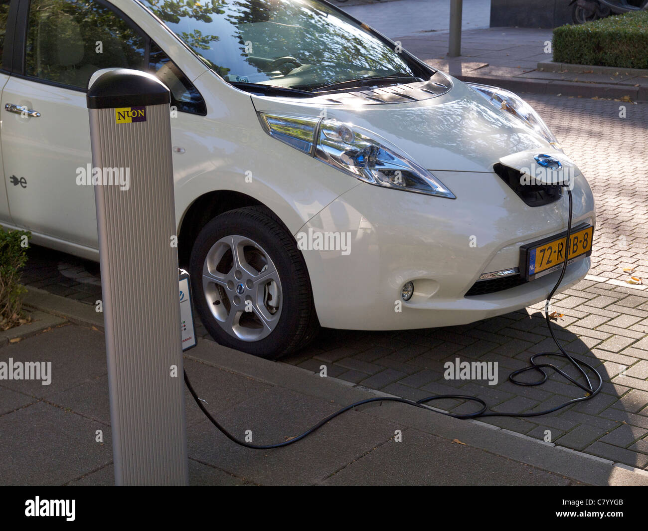 Elektroauto Nissan Leaf angeschlossen und geladen in Amsterdam, Niederlande Stockfoto