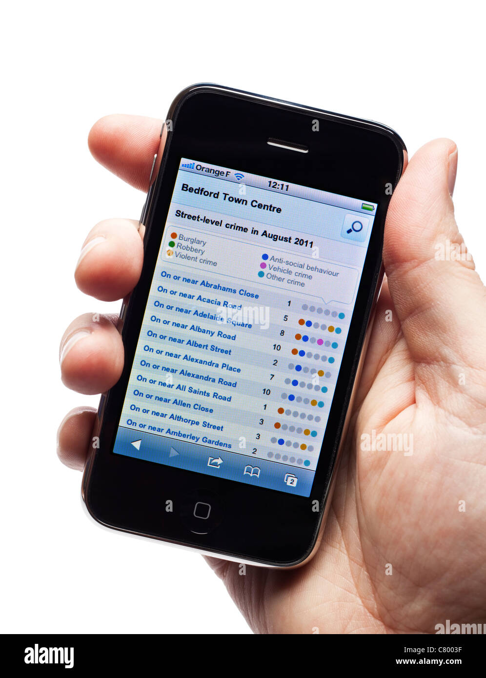Hand mit iPhone zeigt die UK-Polizei-Verbrechen-Karte-Informations-website Stockfoto