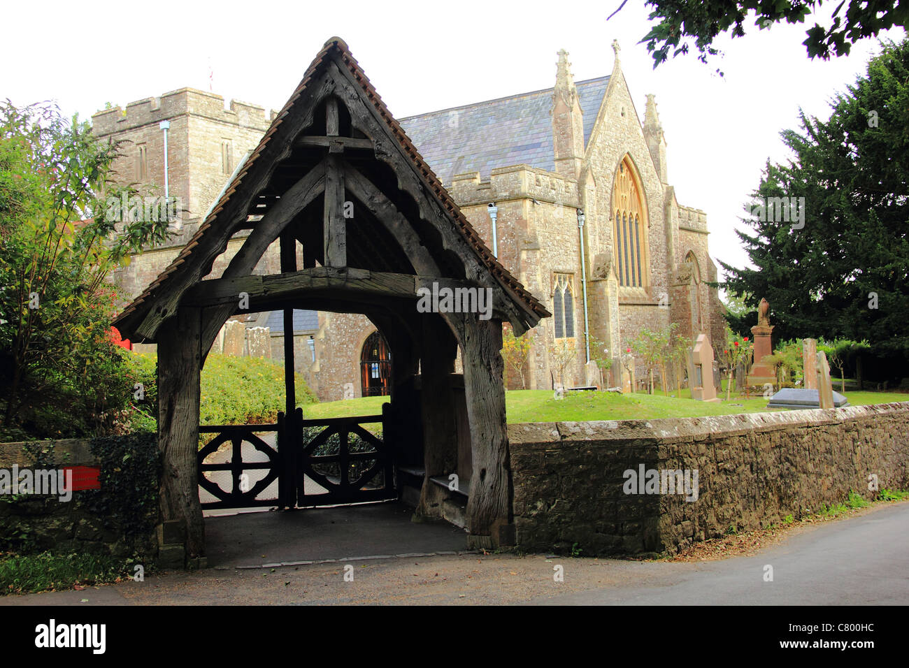 Vor dem Eingang der Landkirche in Kent Stockfoto