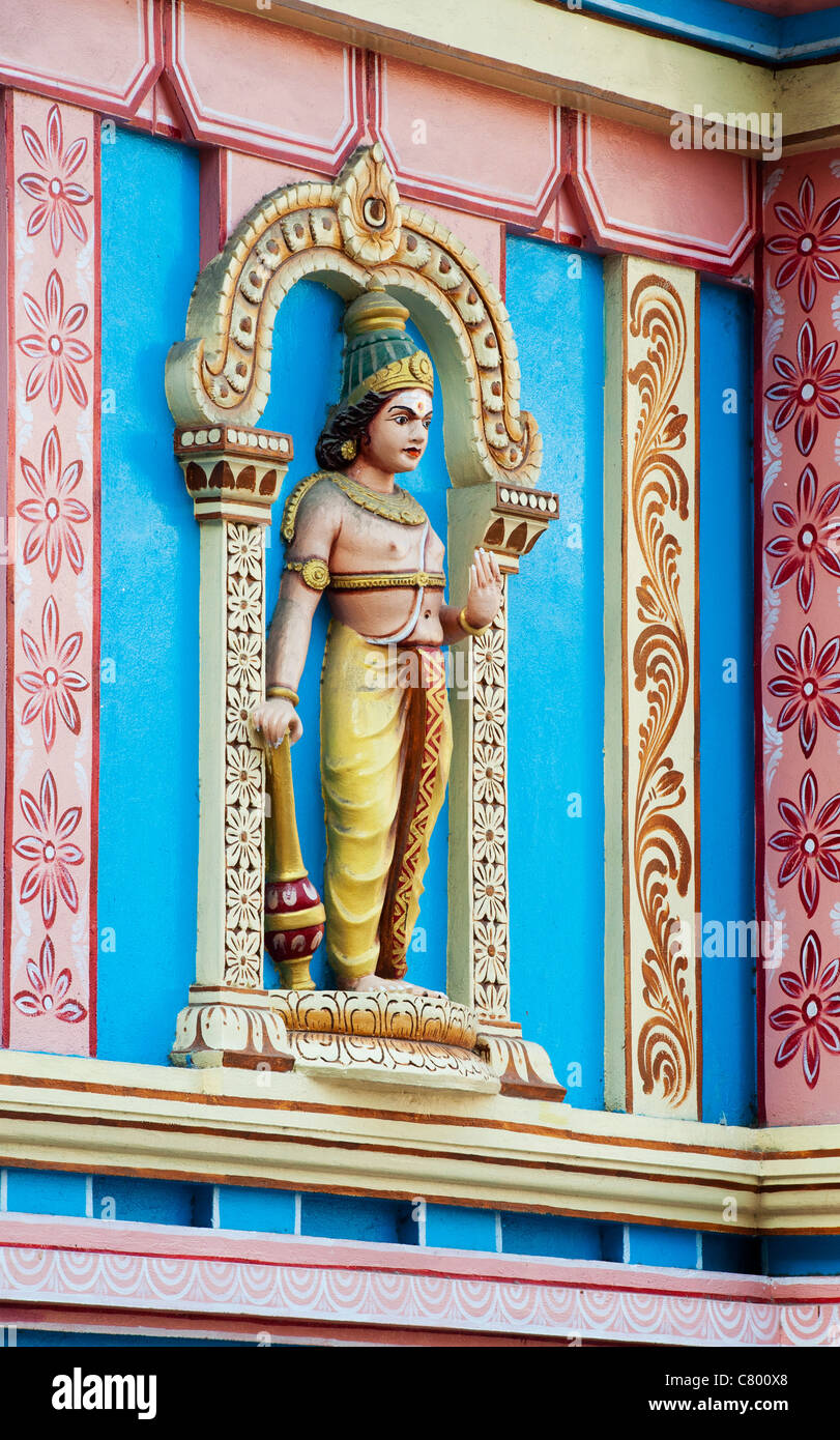 Hinduistische Gottheit Statue auf der Vorderseite des Indischen gopuram Temple Gate im Ashram von Sri Sathya Sai Baba. Puttaparthi, Andhra Pradesh, Indien Stockfoto