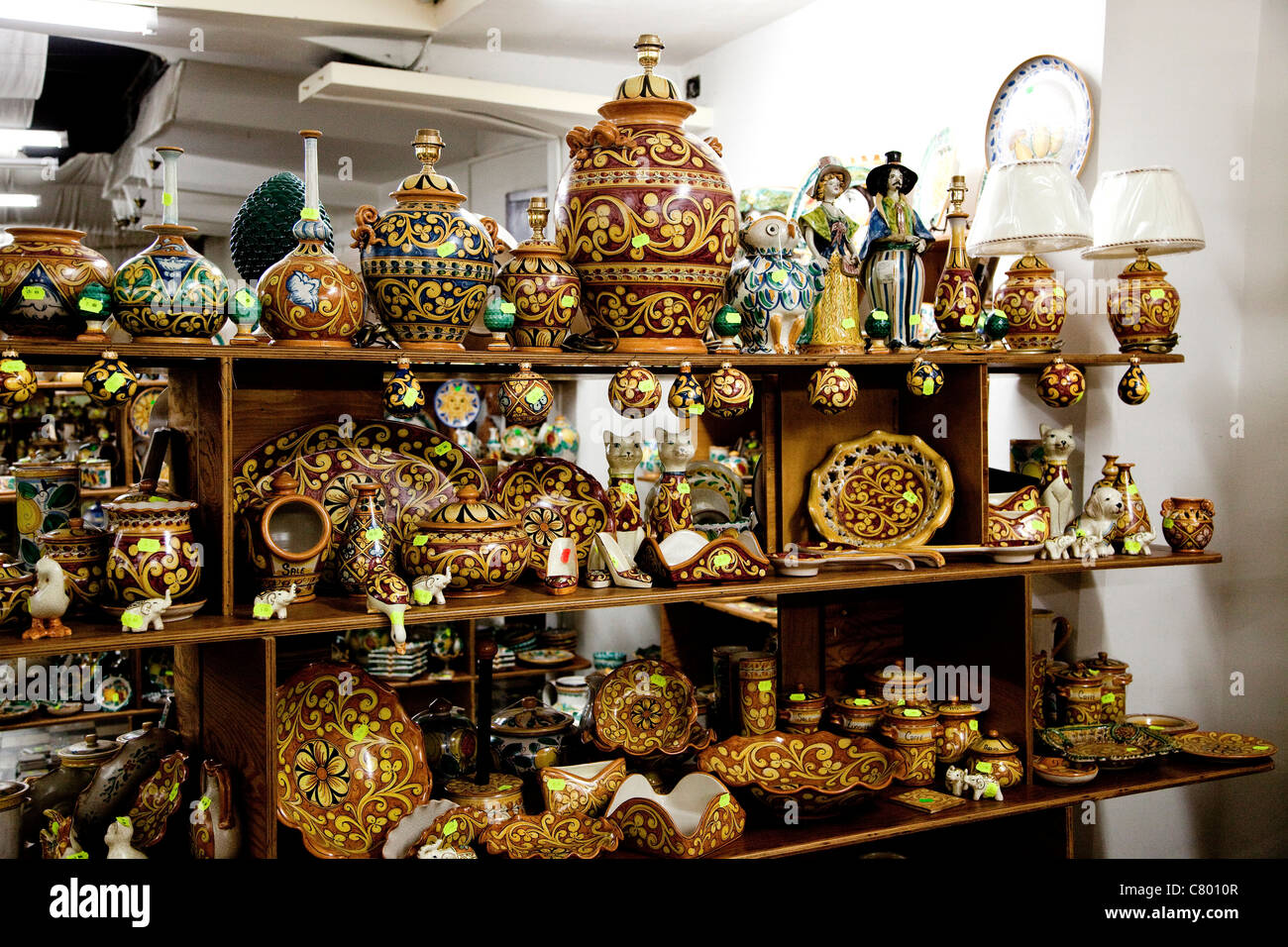 Souvenir-Shop mit handbemalt Keramik, Caltagirone, Sizilien, Sicilia, Italien Stockfoto