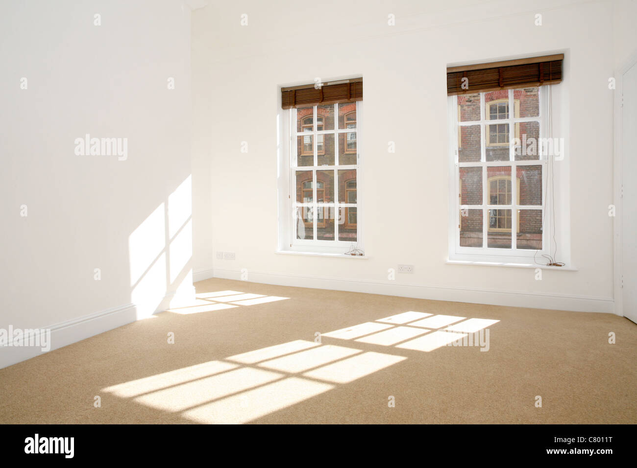 Leeren Raum mit Licht aus Fenstern Stockfoto