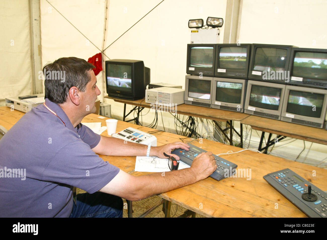 CCTV-Überwachung an die Sicherheitszentrale beim Glastonbury Festival 2003 Stockfoto