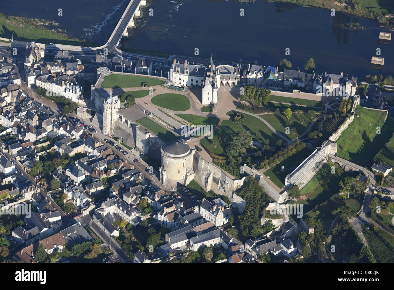 LUFTAUFNAHME. Schloss Amboise am linken Ufer der Loire. Ein UNESCO-Weltkulturerbe. Indre-et-Loire, Centre-Val de Loire, Frankreich. Stockfoto