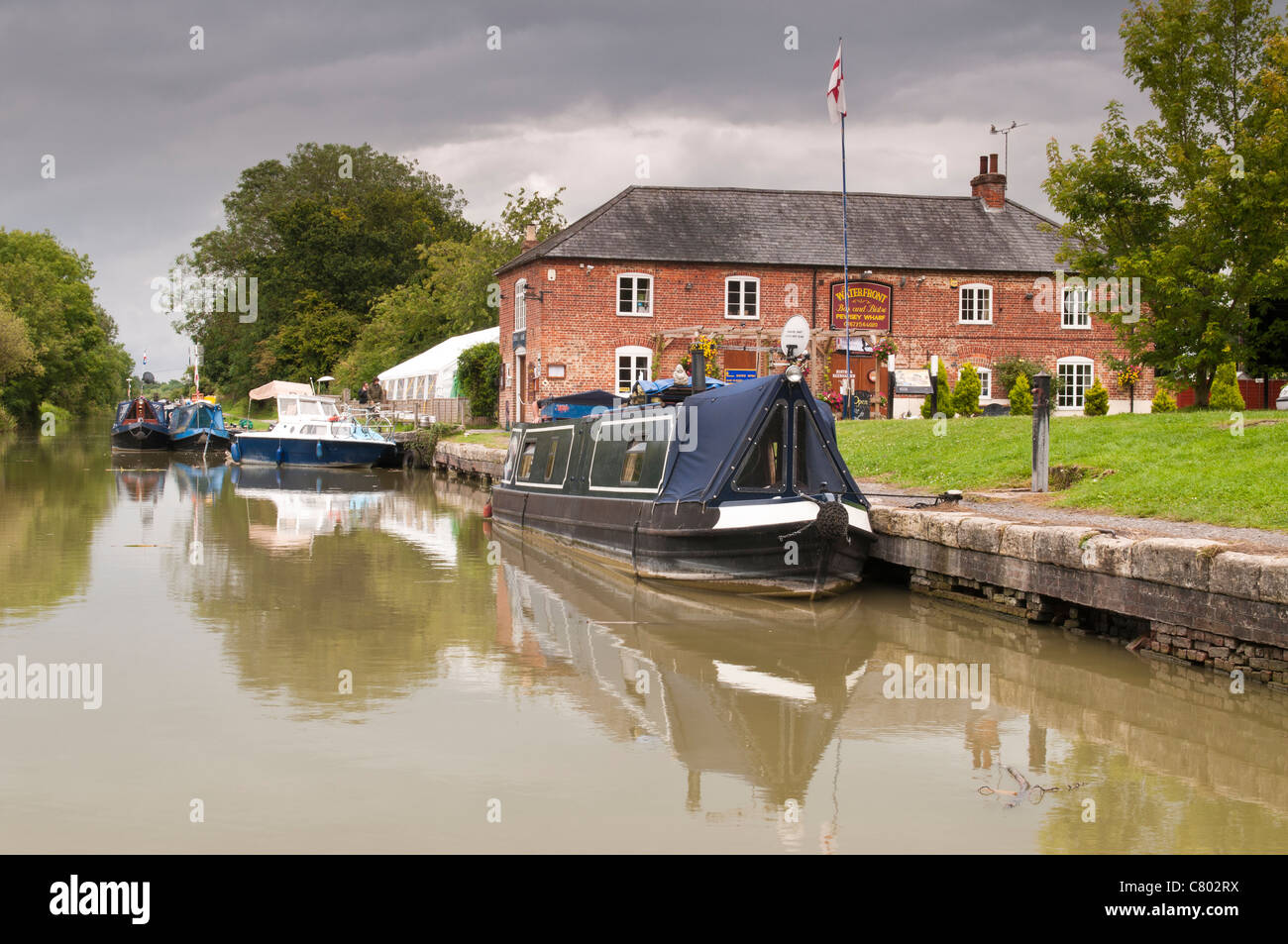 Kanalboote entlang Kennet und Avon Kanal, Pewsey, Wiltshire, UK Stockfoto
