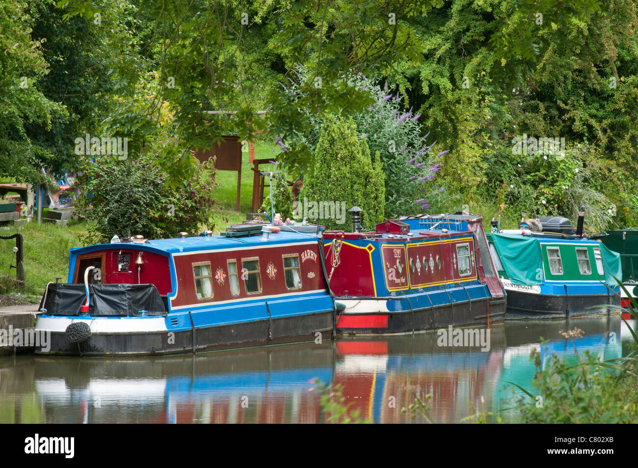 Kanalboote entlang Kennet und Avon Kanal, Pewsey, Wiltshire, UK Stockfoto