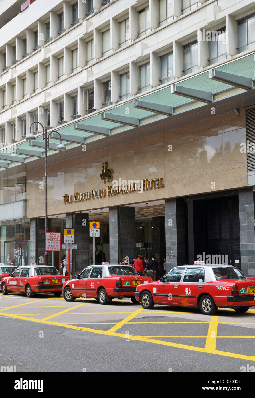 Rote taxis außerhalb des Marco Polo Hong Kong Hotel Stockfoto