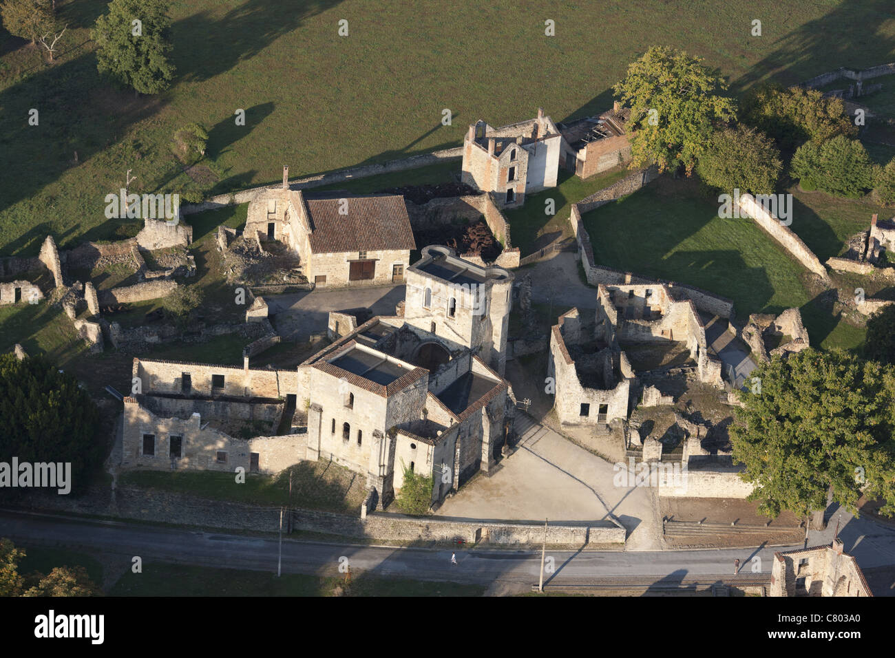 LUFTAUFNAHME. Ort eines Massakers aus dem Zweiten Weltkrieg; deutsche Soldaten töteten alle 642 Einwohner, einschließlich Kinder. Oradour-sur-Glane, Nouvelle-Aquitaine, Frankreich Stockfoto