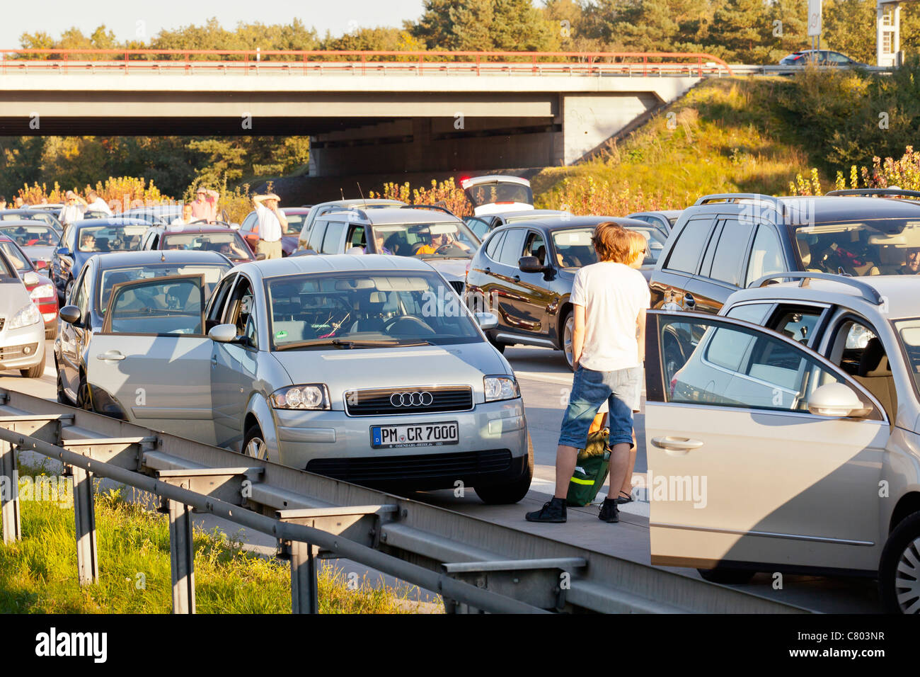 Stau wegen eine vollständige Schließung einer Autobahn nach einem schweren Unfall - Deutschland, 2. Oktober 2011 Stockfoto