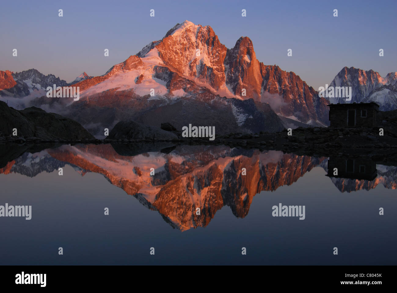 Berg-Reflexionen in der Abenddämmerung Stockfoto