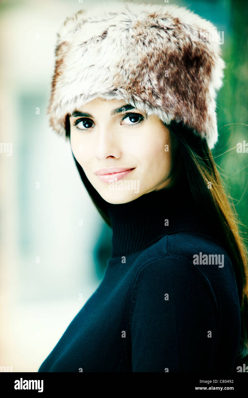 Modell mit einem pelzigen Hut und schwarzen Rollkragen Pullover Stockfoto