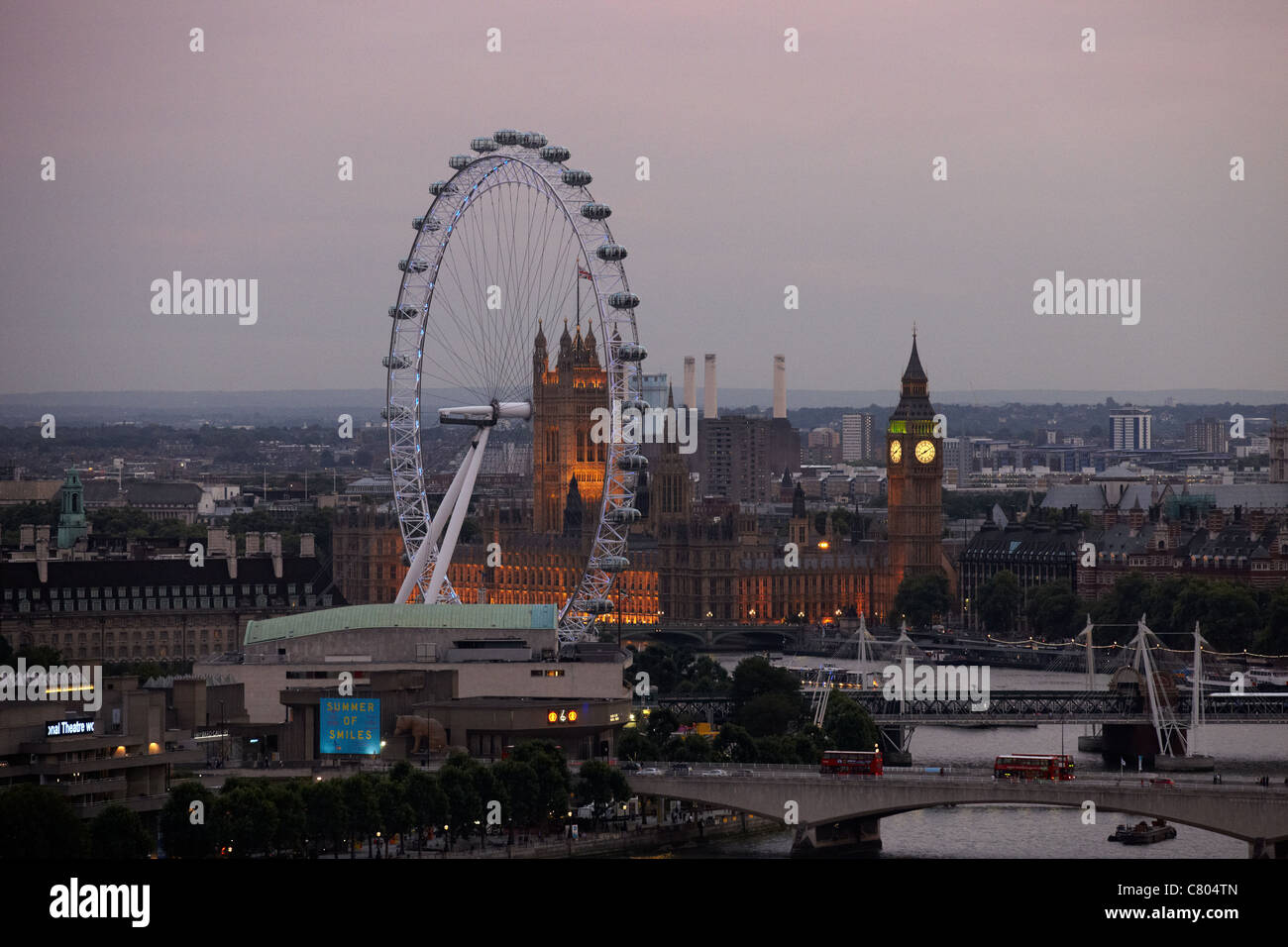 Stadt-Landschaft von London in der Abenddämmerung Stockfoto