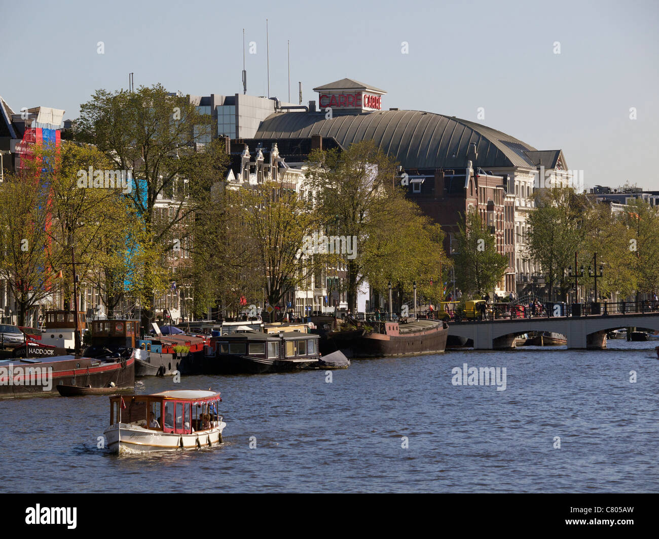 Das berühmteste Theater in den Niederlanden, Carré, am Ufer des Flusses Amstel in Amsterdam. Stockfoto