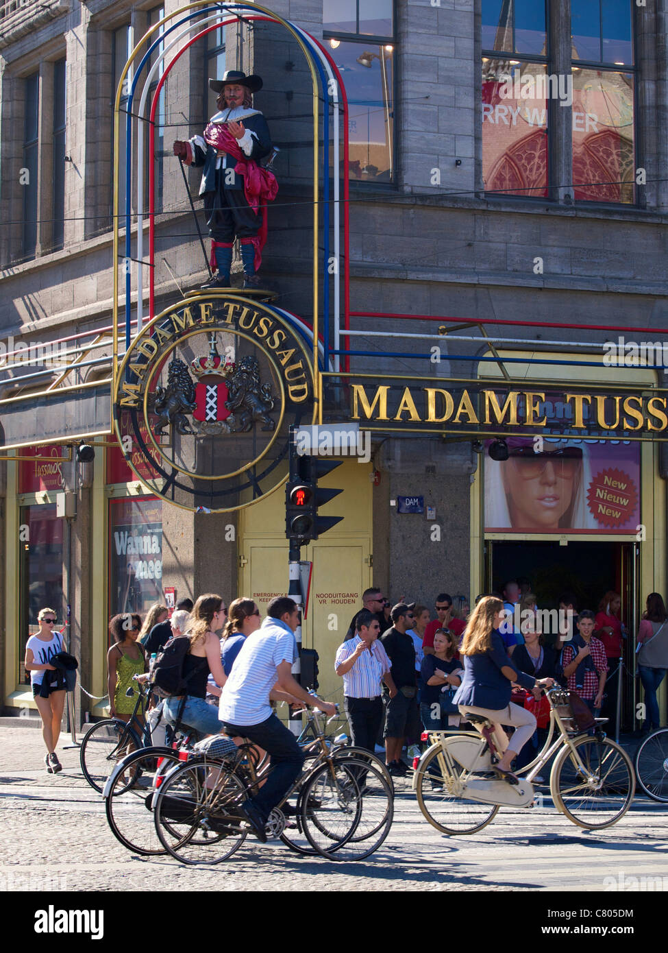 Madame Tussaud auf dem Dam, Amsterdam, den Niederlanden, mit vielen Touristen. Stockfoto