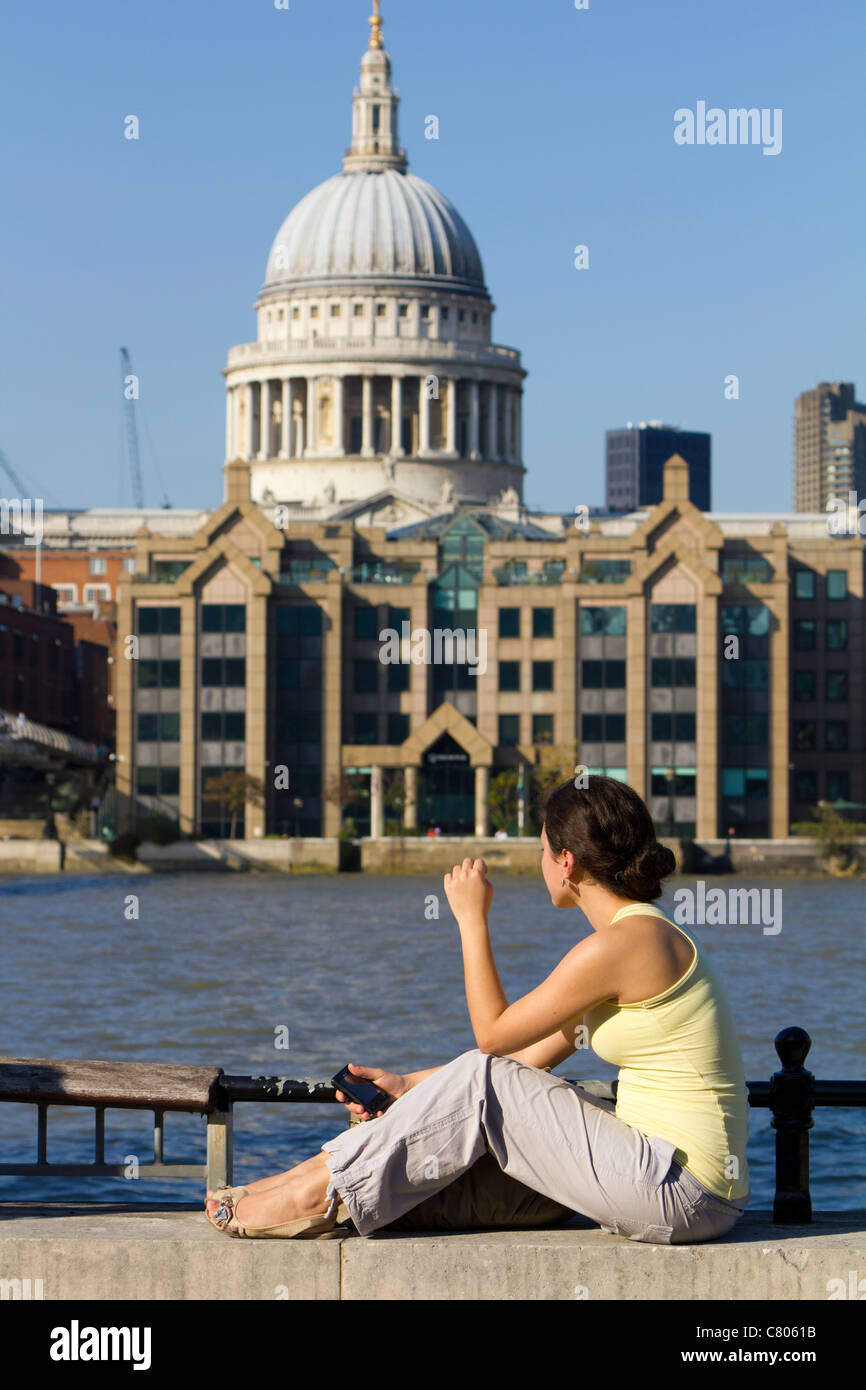 Chill-out vor Tate Modern 3, Str. Pauls Kathedrale im Hintergrund Stockfoto