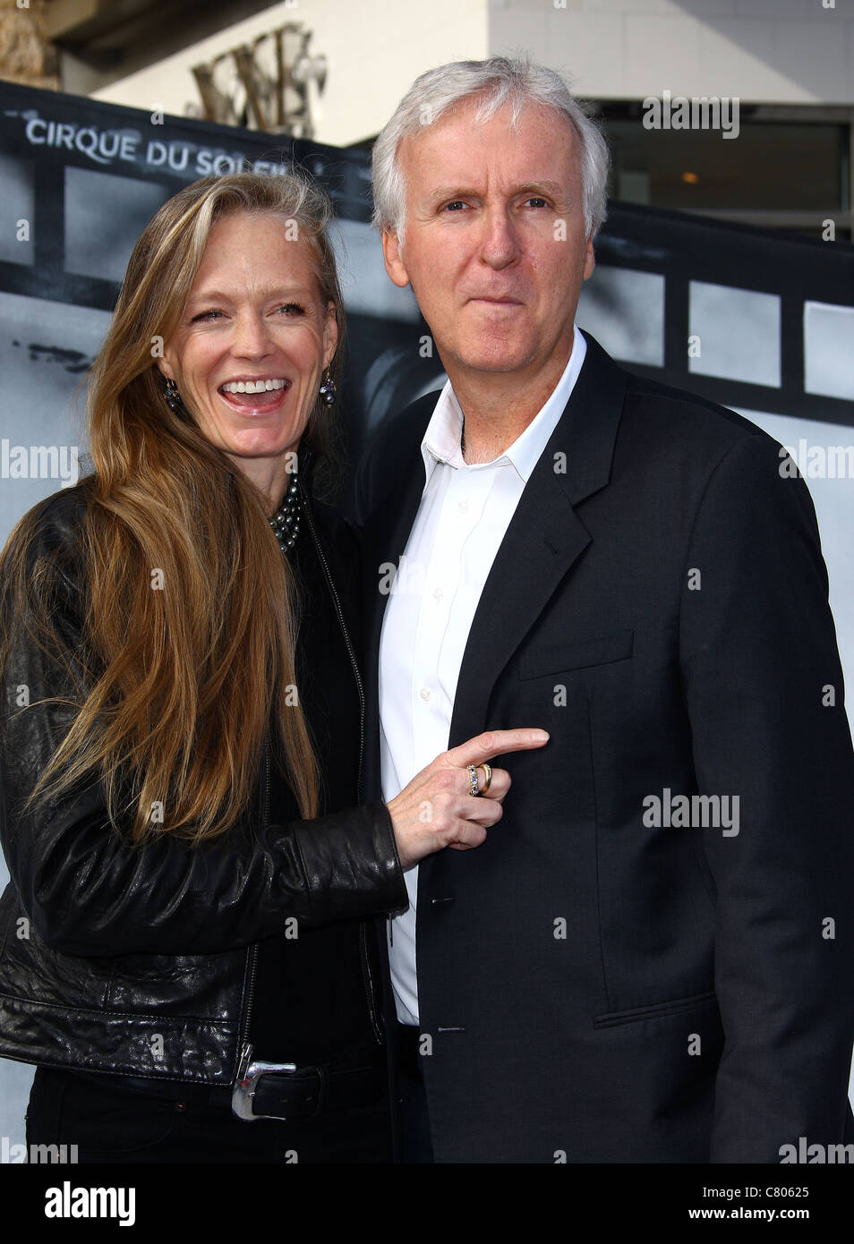 SUZY AMIS & JAMES CAMERON CIRQUE DU SOLEIL IRIS. Welt PREMIERE HOLLYWOOD LOS ANGELES Kalifornien USA 25. September 2011 Stockfoto