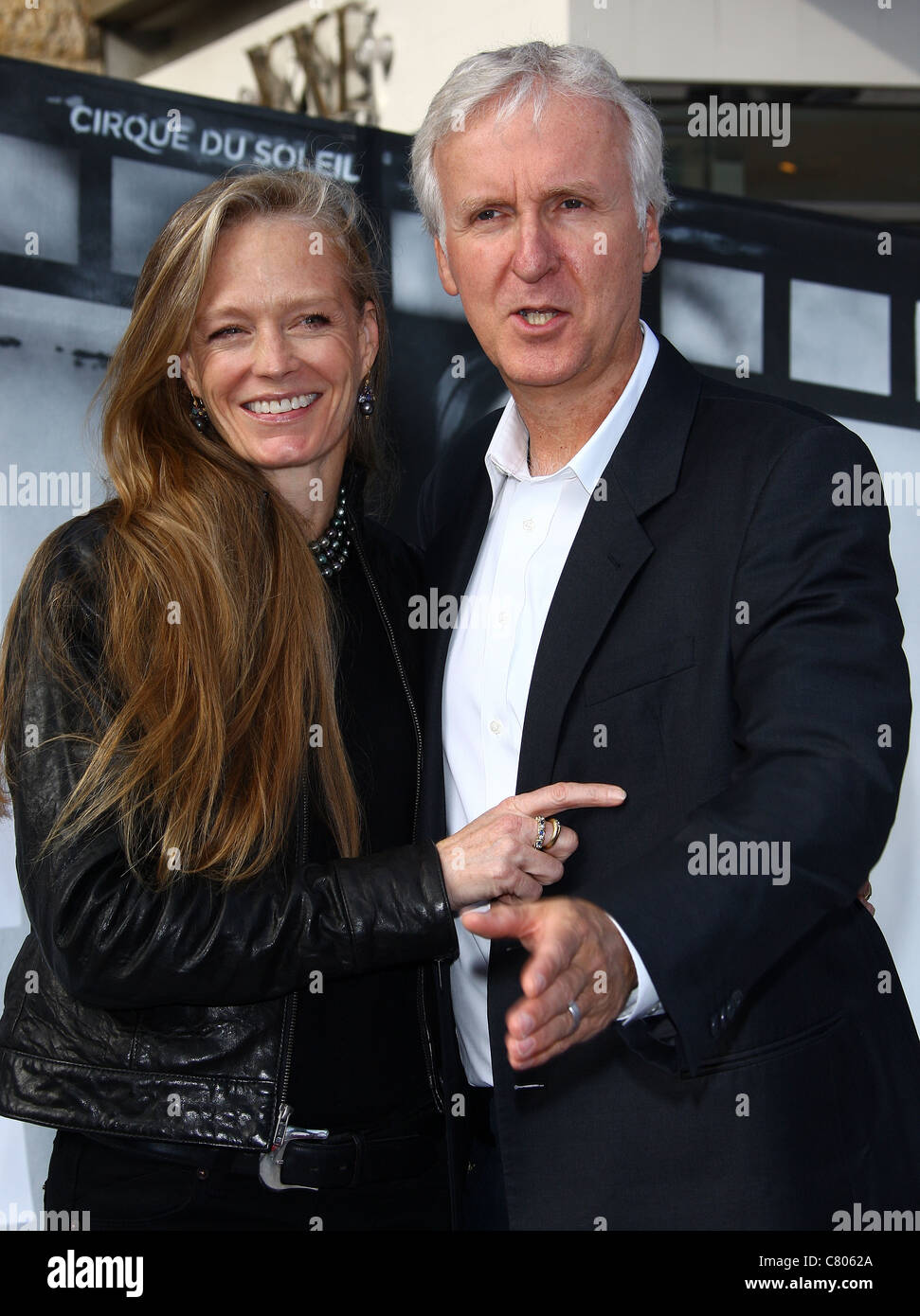SUZY AMIS & JAMES CAMERON CIRQUE DU SOLEIL IRIS. Welt PREMIERE HOLLYWOOD LOS ANGELES Kalifornien USA 25. September 2011 Stockfoto
