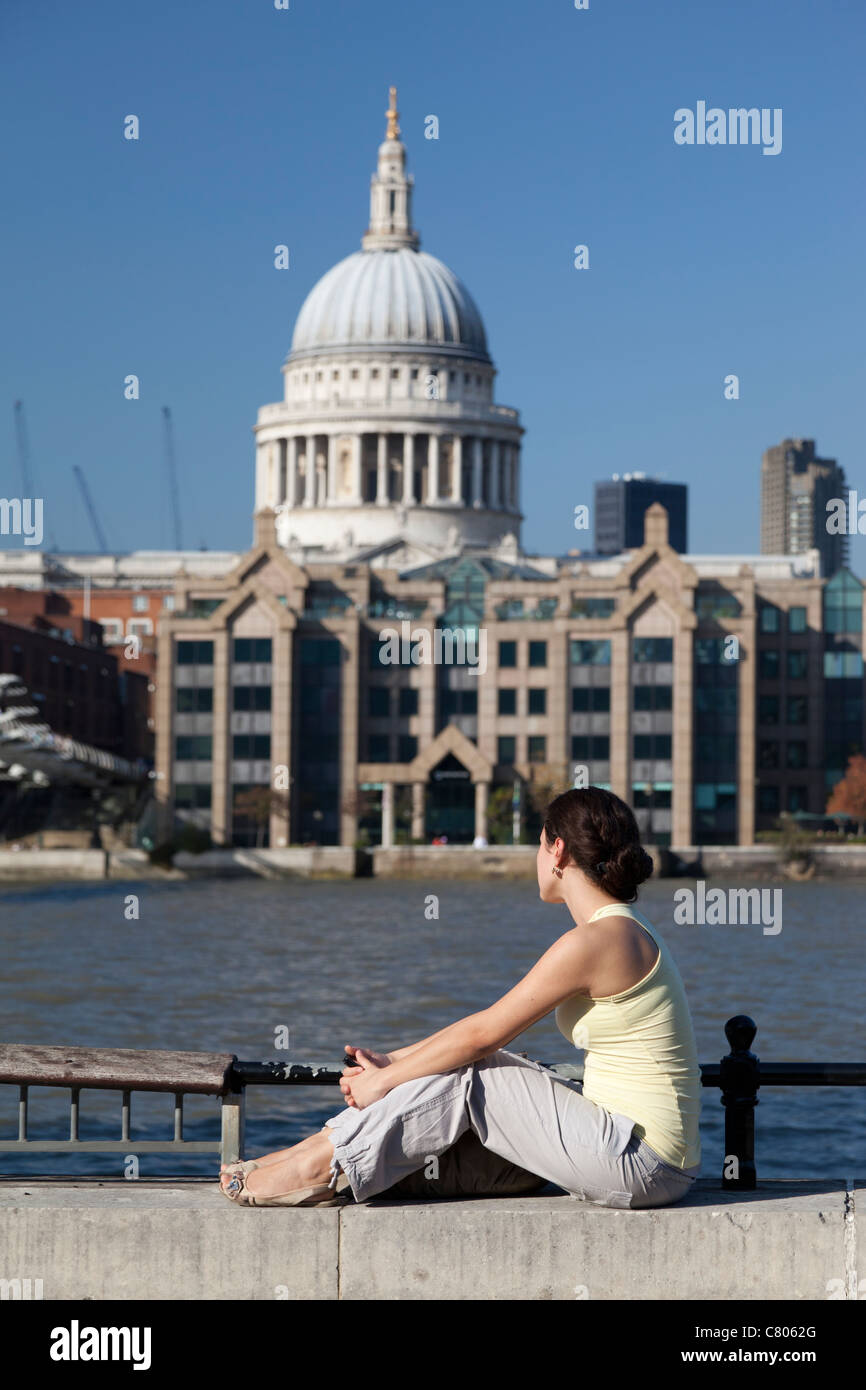 Chill-out vor Tate Modern, St. Pauls-Kathedrale im Hintergrund Stockfoto
