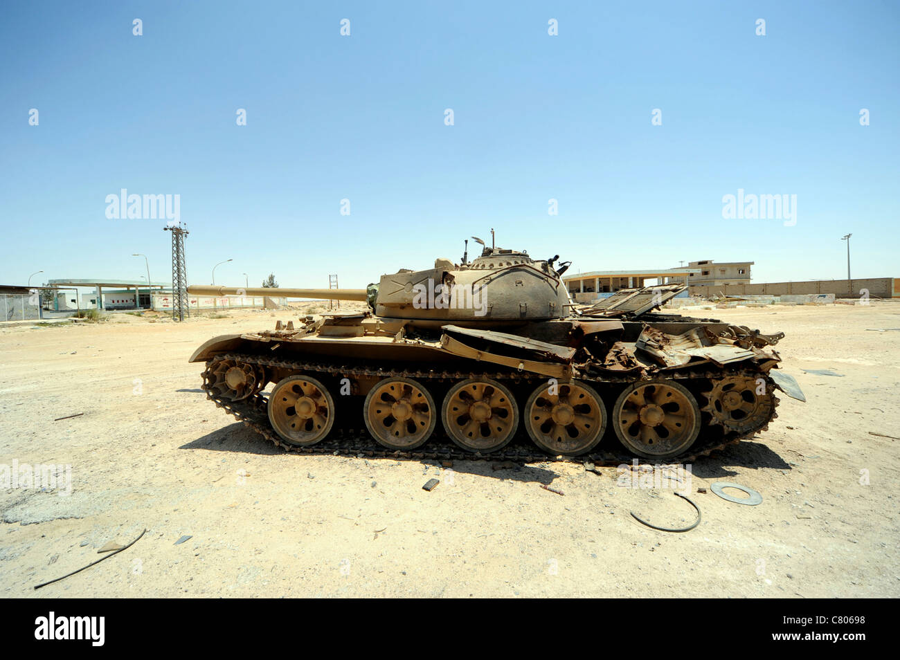Ein t-55 Panzer zerstört durch NATO-Truppen in der Wüste nördlich von Ajadabiya, Libyen. Stockfoto