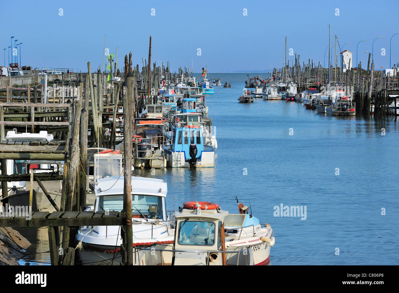 Angelboote/Fischerboote und Austernzucht Boote im Hafen Port du Bec in der Nähe von Beauvoir-Sur-Mer, La Vendée, Pays De La Loire, Frankreich Stockfoto