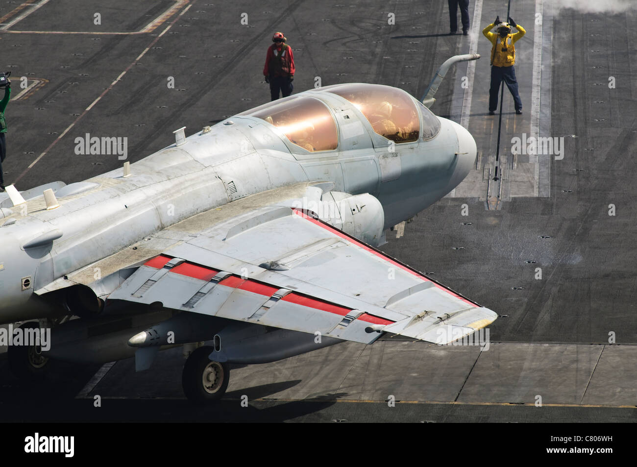 Eine EA-6 b Prowler orientiert sich auf ein Katapult an Bord der USS Harry S. Truman. Stockfoto