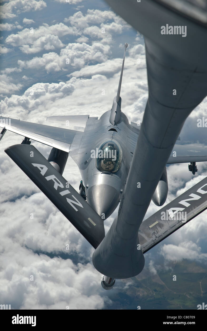 Eine f-16 von Colorado Air National Guard tankt von einem US-Luftwaffe KC-135 Stratotanker über Brasilien während der Übung CRUZEX V. Stockfoto