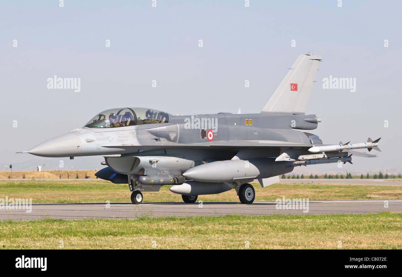 Eine türkische gebaut f-16 bei Izmir Airshow 2011. Stockfoto