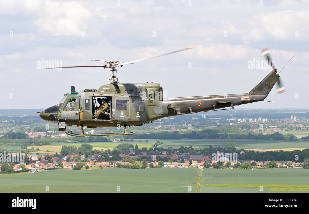 Eine italienische Luftwaffe AB-212ICO Hubschrauber während einer Personal-Erholung-Mission auf NATO Tiger treffen 2011 in Frankreich. Stockfoto