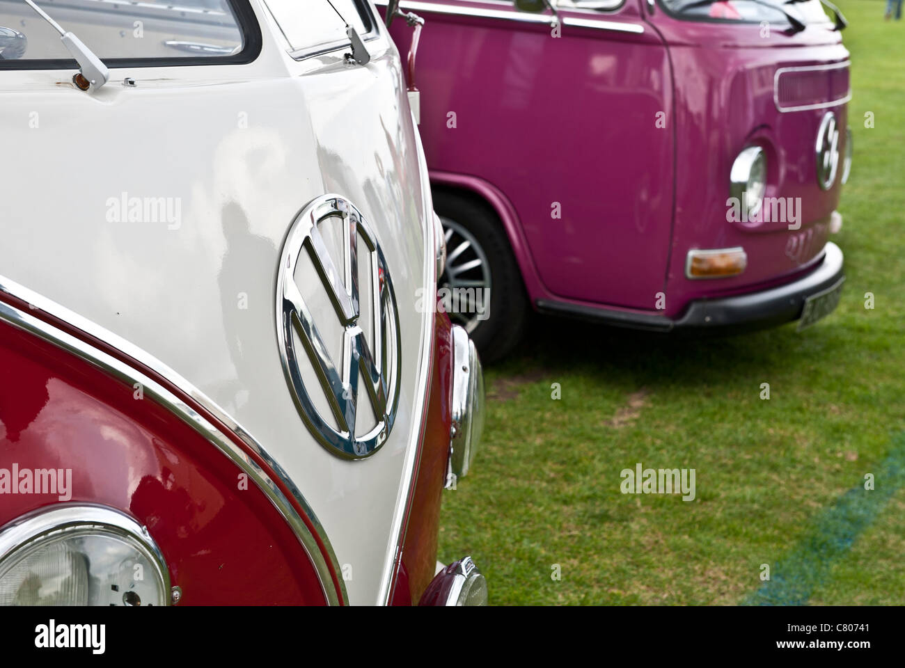 Zwei Volkswagen Wohnmobile am Auto zeigen Stockfoto