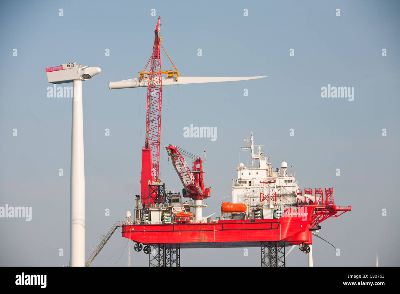 Die Krakken einen Aufbocken Barkasse, die Windkraftanlagen des Offshore-Windparks Walney Bau ist, Stockfoto