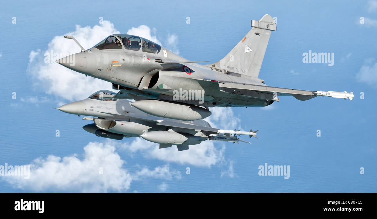 Ein Dassault Rafale der französischen Luftwaffe fliegt neben einer US-Air Force F - 16C Fighting Falcon. Stockfoto