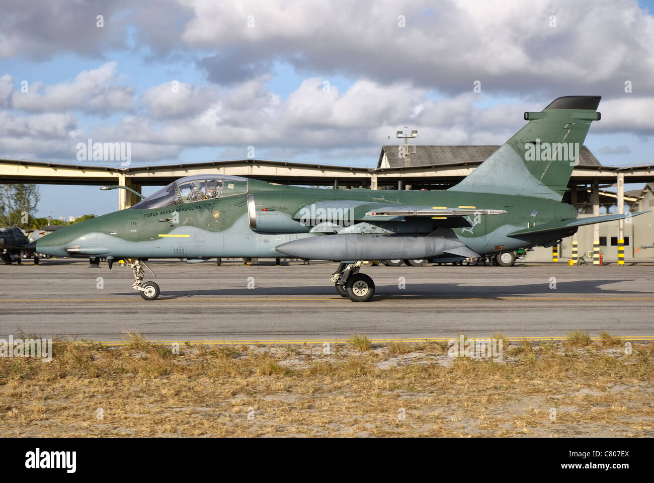 Ein Flugzeug der brasilianischen Luftwaffe Embraer A-1A an Natal Air Force Base, Brasilien. Stockfoto