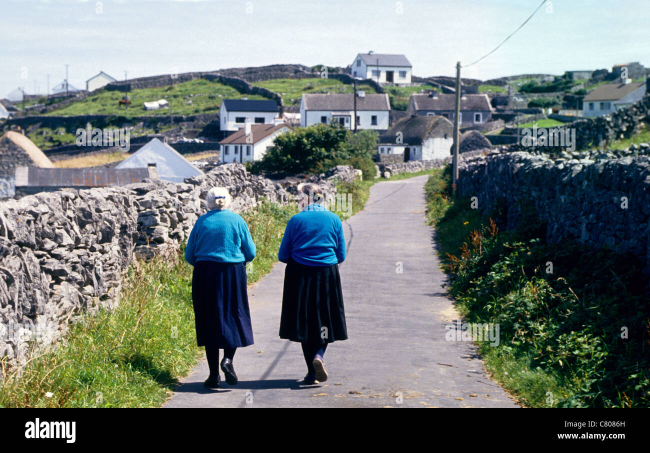Zwei Frauen zu Fuß auf den Aran-Inseln Co Galway Irland Stockfoto