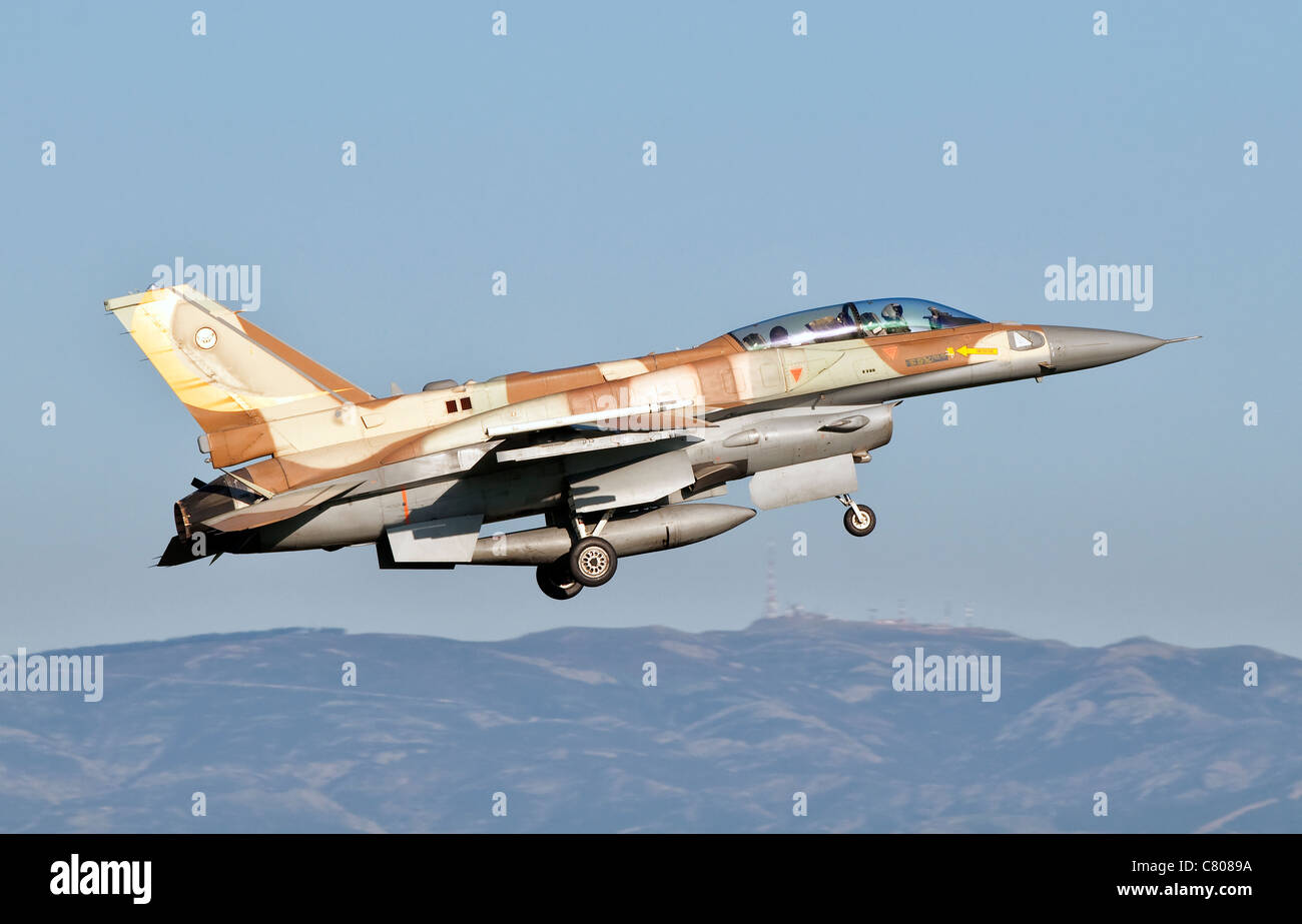 Eine israelische Luftwaffe F-16I Sufa zieht von Decimomannu Air Base, Sardinien, Italien, während Übung Starex 2009. Stockfoto
