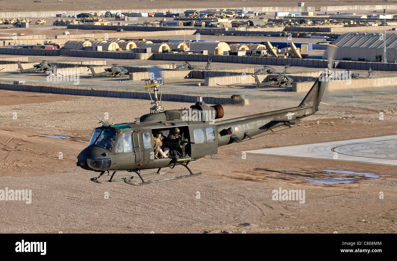 Italienische Armee AB-205MEP Transporthubschrauber im Flug über Shindand, Afghanistan. Stockfoto