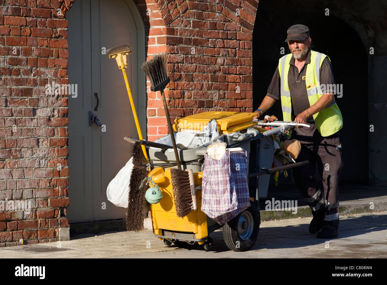 Straße Reiniger schob seinen Wagen am frühen Morgen Stockfoto